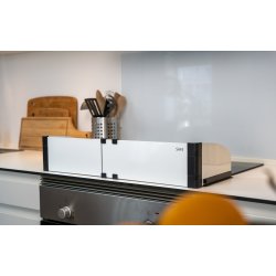 Safe &amp; Care - Selvkl�bende komfurafsk�rmning SC547 - Metal - Hvid - Plastik - Sort - 55-65 cm