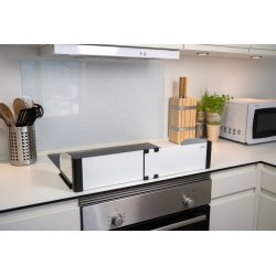 Safe &amp; Care - Selvkl�bende komfurafsk�rmning SC547 - Metal - Hvid - Plastik - Sort - 55-65 cm